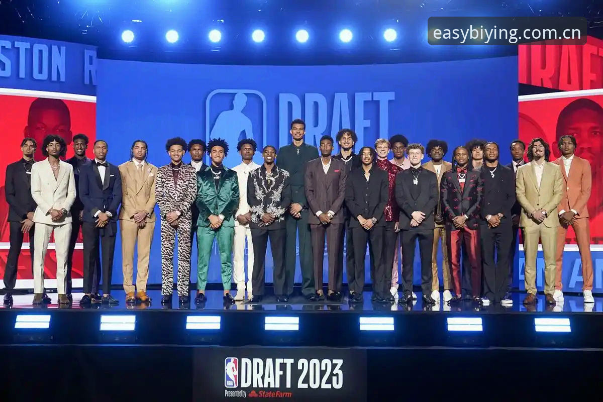6月24日早上8点，2026年NBA选秀大会正式拉开帷幕。但和过去几年“剧本早早写好”不同，本届的悬念从第一顺位就开始蔓延。过去半年攒下特雷·杨和安东尼·戴维斯的华盛顿奇才，手握状元签却还要在两位年轻人之间反复权衡——这样的场面，在近年选秀里其实并不常见。如果你也是一个熬夜守着直播的篮球迷，应该能理解那种“连状元都不知道是谁”的焦灼感。